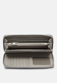 Portefeuille en cuir gris avec une fermeture éclair, plusieurs emplacements pour cartes et un compartiment central zippé. Texture lisse, design minimaliste.