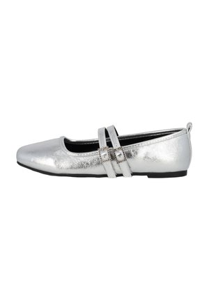 Zilveren metalen balletschoenen met een puntige neus, twee smalle banden met vierkante gespen en een lage zwarte zool. Gladde textuur.