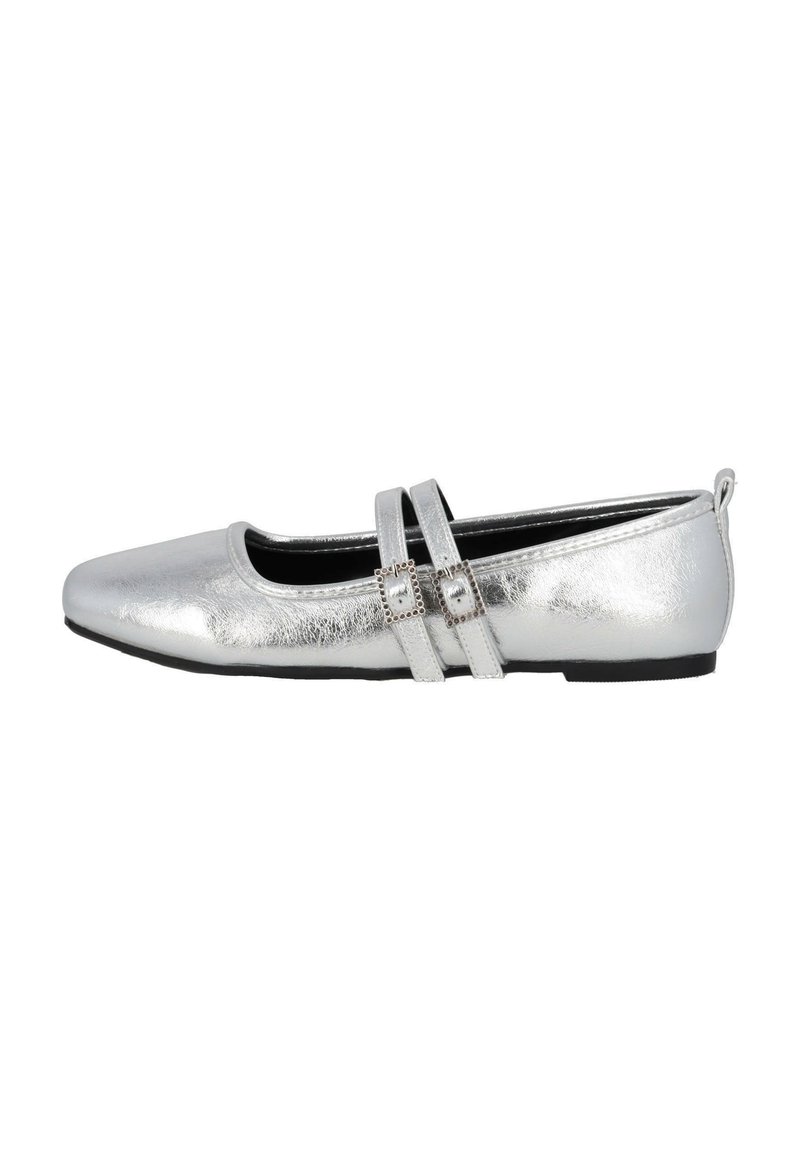 Bailarinas metálicas plateadas con punta afilada, dos correas estrechas con hebillas cuadradas y una suela baja negra. Textura suave.