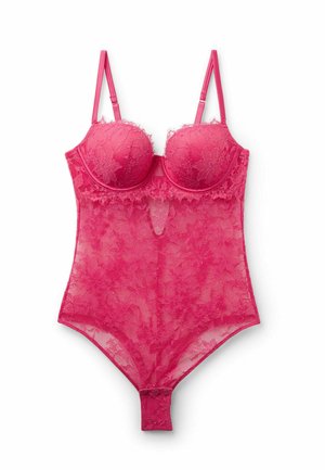 Rosa Spitzen-Body mit verstellbaren Schulterträgern, Bügelcups und Druckknöpfen im Schritt, flach auf weißem Hintergrund liegend.