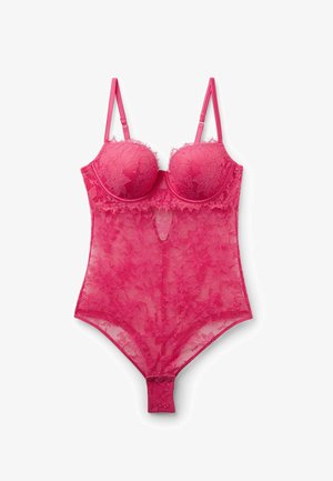 Rosa Spitzen-Body mit verstellbaren Schulterträgern, Bügelcups und Druckknöpfen im Schritt, flach auf weißem Hintergrund liegend.