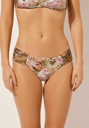 Dół bikini w kwiatowy i lampartowy wzór, z brązowymi i pastelowymi kolorami, z marszczeniami po bokach oraz g�ładką fakturą.