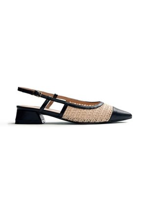 Chaussure slingback tissée beige avec bout pointu noir, talon bloc bas, et fine bride noire ajustable.