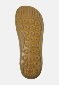 Sula av en sko i brunt gummi med en texturerad yta, med cirkulära mönster för grepp och varumärket "CAMPEA" präglat.