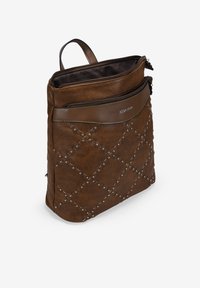 Bolso marrón de cuero con un patrón de diamante creado por tachuelas, dos compartimentos con cremallera y una correa de mano en la parte superior. Textura suave.