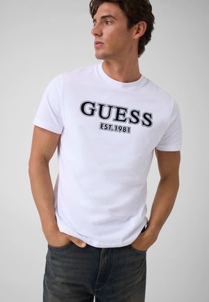 Guess, BEDRUCKTES LOGO-T-SHIRT - T-shirt imprimé - weiß