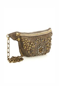 Borsa a pochette in pelle marrone con una cerniera dorata, decorata con vari chiodi metallici e hardware decorativi. Presenta una tracolla a catena.