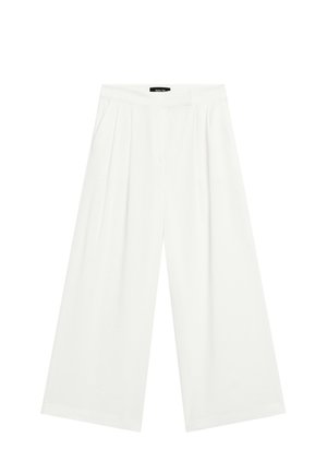 Weiße, weit geschnittene Hosen aus einem weichen, leichten Stoff mit Falten am Bund für zusätzlichen Detailreichtum und einer fließenden Silhouette.