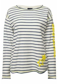 Maglione a maniche lunghe a righe con righe orizzontali blu e bianche, caratterizzato da accenti a forma di stella gialla e scritte sulla manica, realizzato in tessuto morbido.