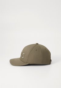 Casquette de baseball olive avec une visière incurvée, logo brodé à l'avant et construction à six panneaux avec œillets de ventilation.