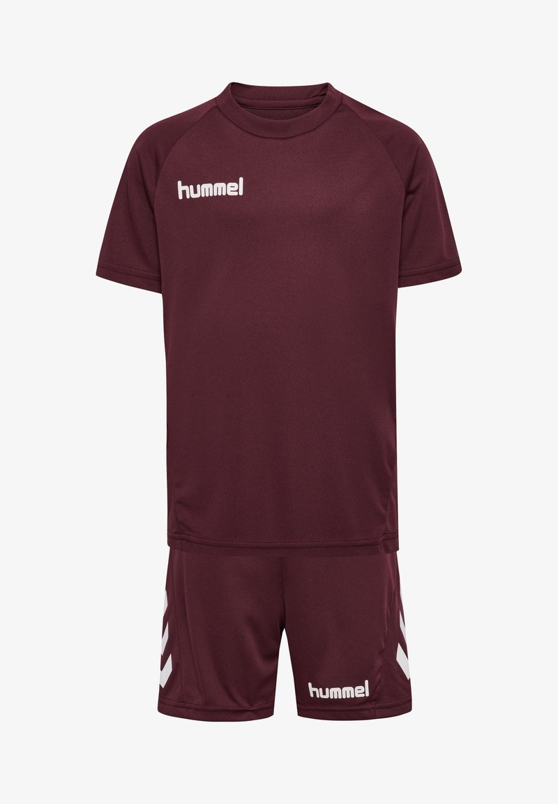 Burgundy idrottskläder med korta ärmar och matchande shorts, tillverkade av ett mjukt tyg; har vitt logotyp och chevron-accenter på shortsen.
