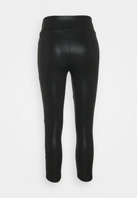 Czarne, legginsy wysokiej talii o dopasowanym kroju. Wykonane z błyszczącego, elastycznego materiału. Krótkie, gładkie w dotyku, bez wzorów.