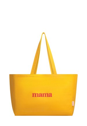 Gul lærred tote taske med to håndtag, der har ordet "mama" i fed rød tekst på fronten. Glat overflade, rektangulær form.