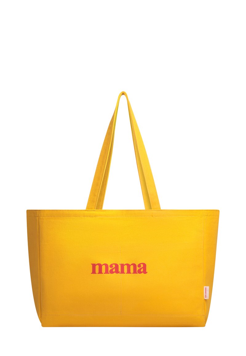 Gul kanvas tote-väska med två handtag, med ordet "mamma" i fet röd text på framsidan. Slät struktur, rektangulär form.