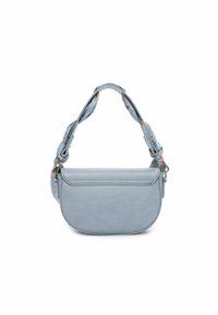 Hellblaues Lederhandtasche mit runder Form, ausgestattet mit einem blumenmusternden Schulterriemen und einem Klappenverschluss. Glatte Textur, minimales Zubehör.