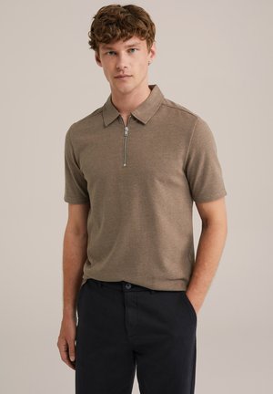 Polo cu mânecă scurtă, de culoare marron, cu închidere pe jumătate cu fermoar, guler standard și material texturat. Asortat cu pantaloni neagră.