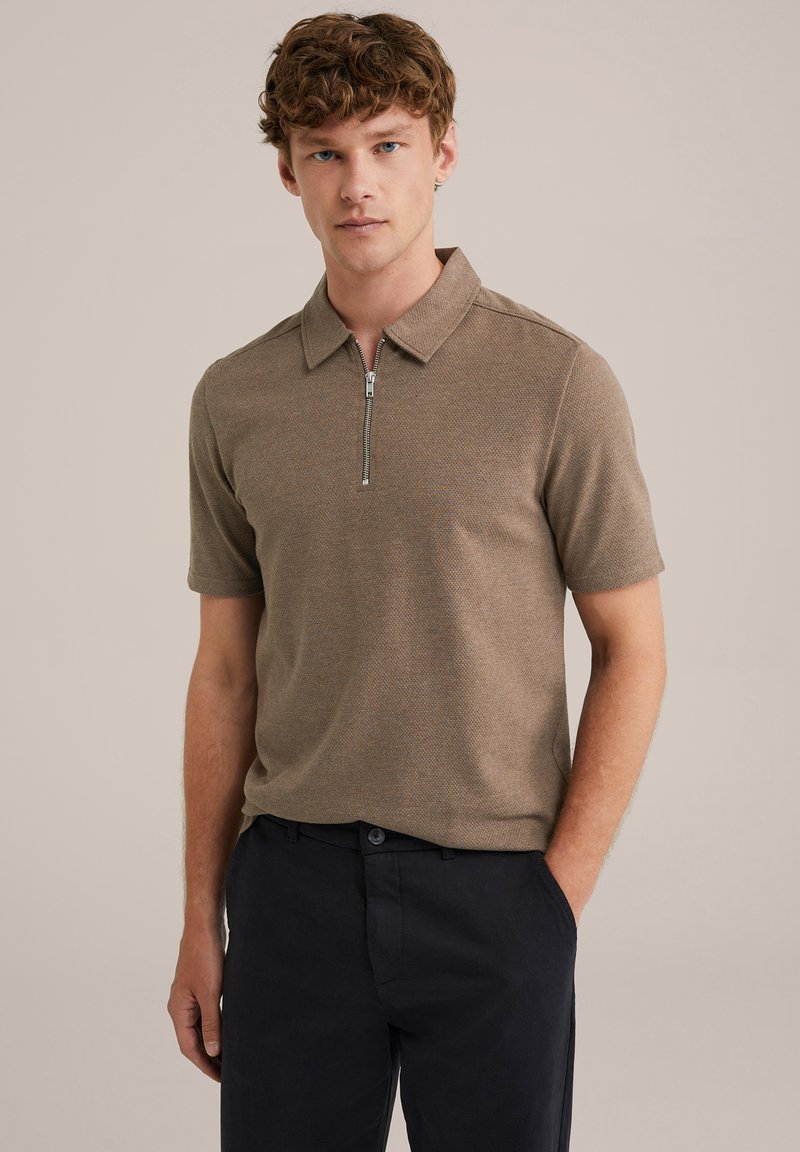 Polo cu mânecă scurtă, de culoare marron, cu închidere pe jumătate cu fermoar, guler standard și material texturat. Asortat cu pantaloni neagră.