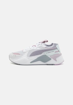 Sneakers con una toma in rete bianca, accenti grigi e viola pastello, e una suola testurizzata. Presentano strisce pronunciate e un collo imbottito.