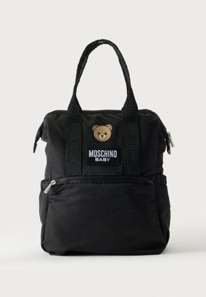 Czarny plecak Moschino Baby z logo misia, dwoma uchwytami, przednią kieszenią na zamek i głównym zamknięciem na zamek na jednolitym tle.