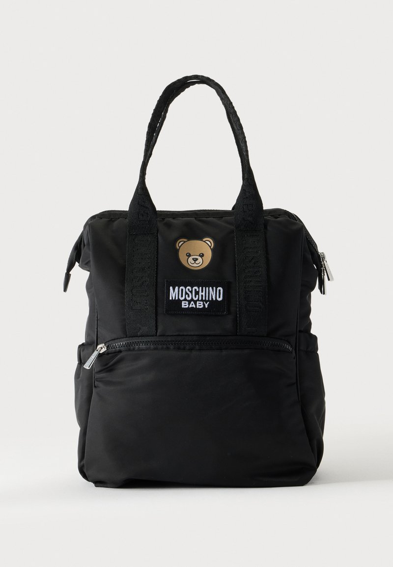 Μαύρο μωρουδιακό σακίδιο Moschino με λογότυπο αρκουδάκι, δύο χειρολαβές, μπροστινή τσέπη με φερμουάρ και κύριο κλείσιμο με φερμουάρ σε μονόχρωμο φόντο.