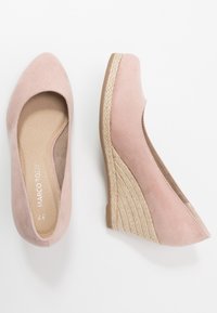 Roze suède wedgeschoenen met een ronde neus, voorzien van een geweven juten hak en een gladde binnenvoering. Geen zichtbare hardware of patronen.