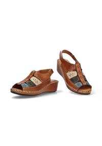 Sandalias de cuña de cuero marrón con diseño de corte, paneles multicolores y costuras decorativas a lo largo de la suela. Estilo de punta descubierta.