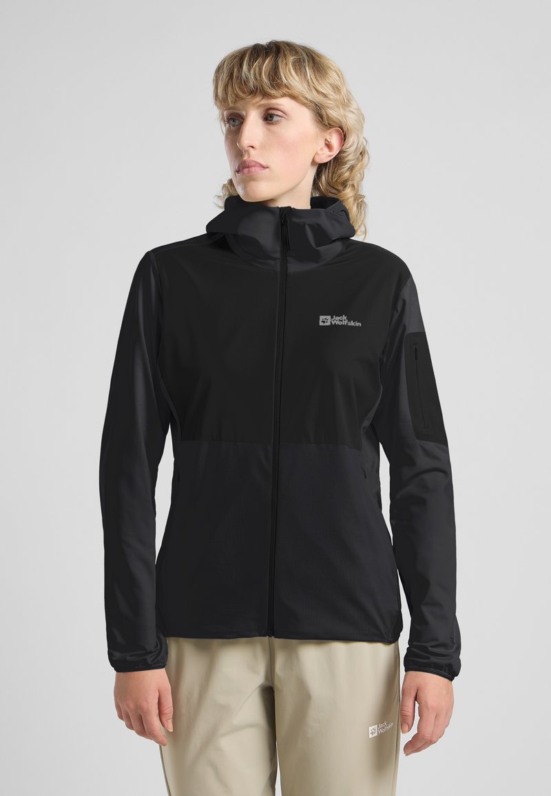 Giacca outdoor nera con zip frontale, cappuccio, maniche lunghe e dettaglio logo. Realizzata in un materiale leggero e liscio con texture a contrasto.