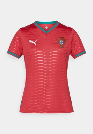 Maillot de football rouge en tissu texturé avec motifs ondulés, doté d'un col en V, d'accents turquoise et d'un blason central du Portugal.