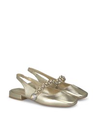 Scarpe slingback oro metalliche con tacco piatto, dotate di una fascia decorata con strass sul davanti e una superficie liscia.