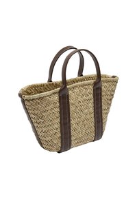Woven straw tote bag z brązowymi skórzanymi uchwytami i akcentami, z teksturowaną powierzchnią i otwartym projektem, który zapewnia łatwy dostęp.