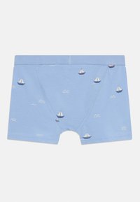 Helleblaue Boxershorts aus weichem Stoff, mit einem Segelboot-Muster und kleinen Wellenmustern. Elastischer Bund für zusätzlichen Komfort.