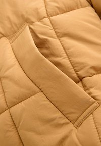 Niewybrane, ochre yellow