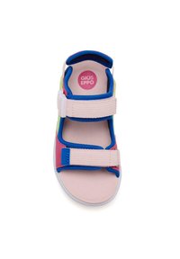 Sandales pour enfants avec des accents roses, bleus et verts. Elles disposent de deux sangles réglables en Velcro, d'une semelle texturée et d'une semelle rembourrée.