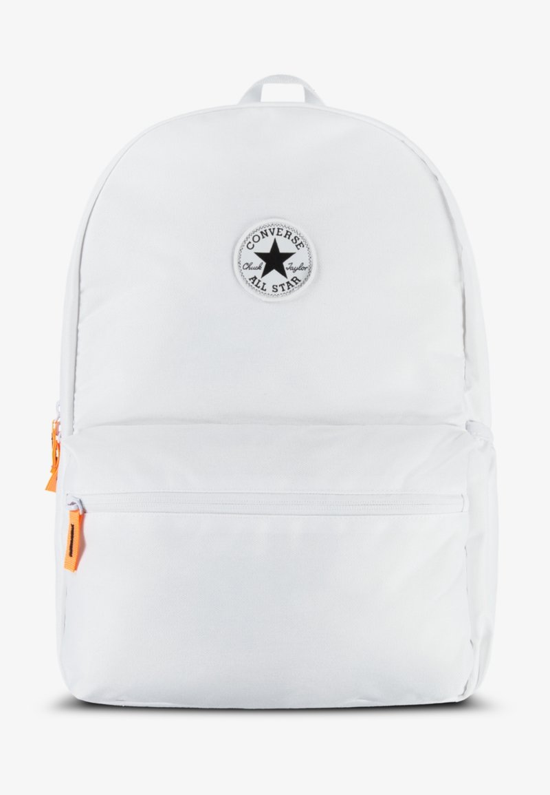 Sac à dos Converse blanc avec poche avant zippée, tirettes de fermeture éclair orange et écusson rond noir avec logo étoile en haut au centre.