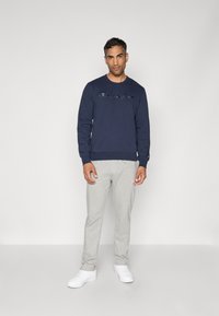 Champion ICONS TONAL CREWNECK LARGE LOGO - Sweatshirt - navy