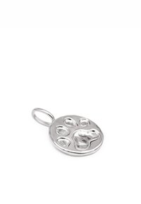 Ciondolo in argento con design a forma di impronta di zampa, di forma rotonda e superficie texturizzata. Anello per attacco visibile.