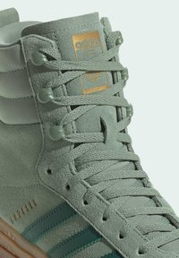 adidas Originals GAZELLE - High-top trainers - silver green   collegiate green   gold metallic