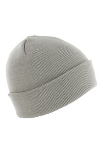 Gorro de punto gris con una textura suave, que cuenta con un dobladillo enrollado y una parte superior redondeada. Adecuado para el clima frío.