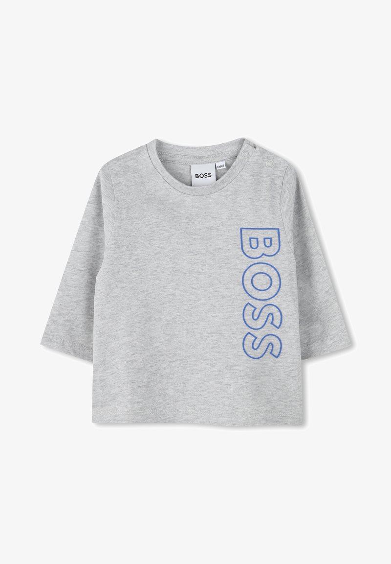 T-shirt en coton gris à manches longues, col rond, avec le logo bleu "BOSS" imprimé verticalement sur le côté. Boutons-pression à l'épaule.