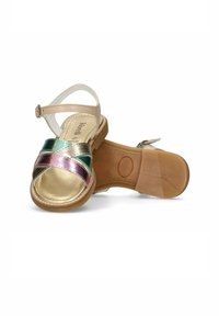 Multicolore sandaal ontworpen met metallic zilveren, groene en roze banden; voorzien van een beige enkelband en een flexibele rubberen zool.