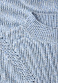 Jasnoniebieski dzianinowy sweter z prążkowanym kołnierzem, zdobiony fakturowanym wzorem oraz kontrastującymi jasnoniebieskimi i ciemnoniebieskimi nitkami.