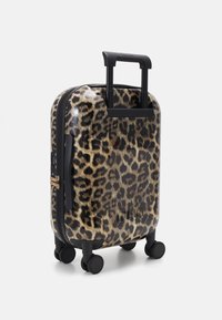 Hartschalenkoffer im Leopardenmuster mit glänzender Oberfläche, schwarzem Griff und vier runden Rädern für Mobilität; verfügt über einen goldenen Reißverschluss.