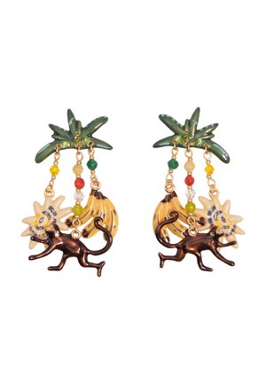 Pendientes con hojas de palma verdes, cuentas colgantes, plátanos amarillos, flores blancas y charms de mono de bronce sobre un fondo blanco.