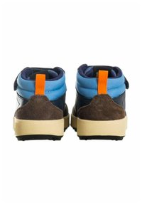 Sneakers alte con corpo in pelle blu navy, colletto in tessuto blu, tacco in suede marrone e linguetta posteriore arancione. Suola in gomma.