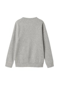 Sudadera gris fabricada con tejido suave, con cuello redondo, mangas largas y puños acanalados, con un diseño liso y sin logotipos visibles.