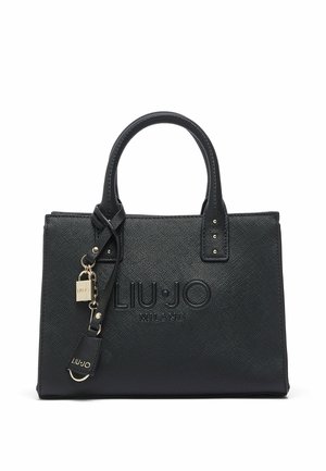 Schwarze Handtasche aus strukturiertem Leder mit zwei Griffen, geprägt mit dem "LIU·JO MILANO" Logo und angebrachtem Schloss- und Schlüsselanhänger in Goldoptik.