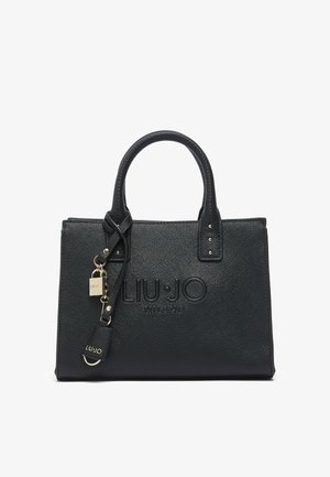 Schwarze Handtasche aus strukturiertem Leder mit zwei Griffen, geprägt mit dem "LIU·JO MILANO" Logo und angebrachtem Schloss- und Schlüsselanhänger in Goldoptik.