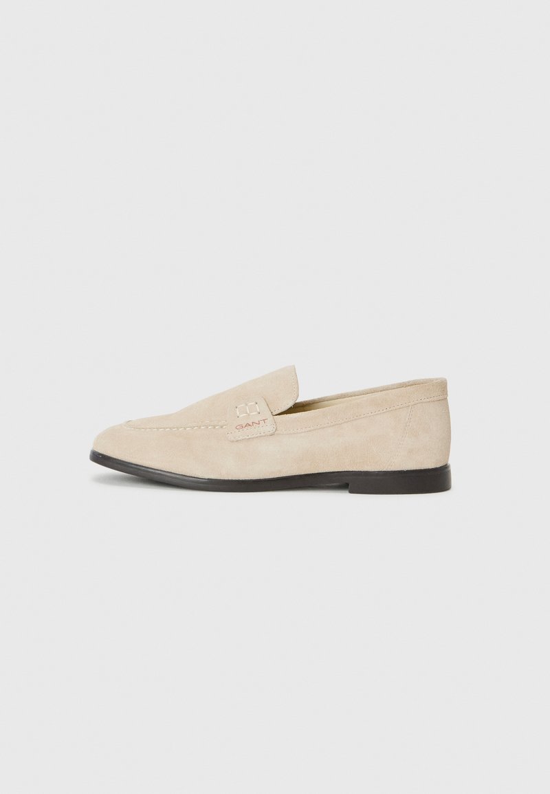 Mocassino in suede beige con suola nera e piccolo logo "GANT" sulla parte laterale, visto dal lato esterno su uno sfondo bianco.