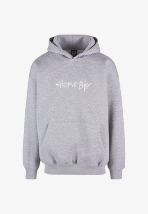 Hoodie gris avec poche frontale, capuche à cordon de serrage, et graphique "Home Boy" en police blanche. Tissu doux et texturé avec des poignets et un ourlet côtelés.