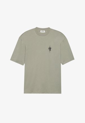 Svetlozelena majica s kratkimi rokavi iz mehkega blaga, z majhnim črnim dizajnom kače na levem prsnem delu. Okrogla izrezana ovratnik, sproščen kroj.